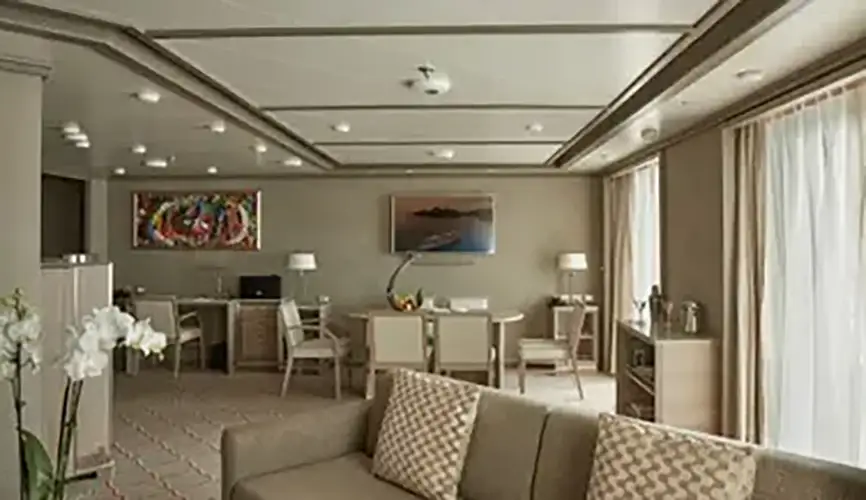 Grand Suite silversea-silver-moon-grand-suite.webp